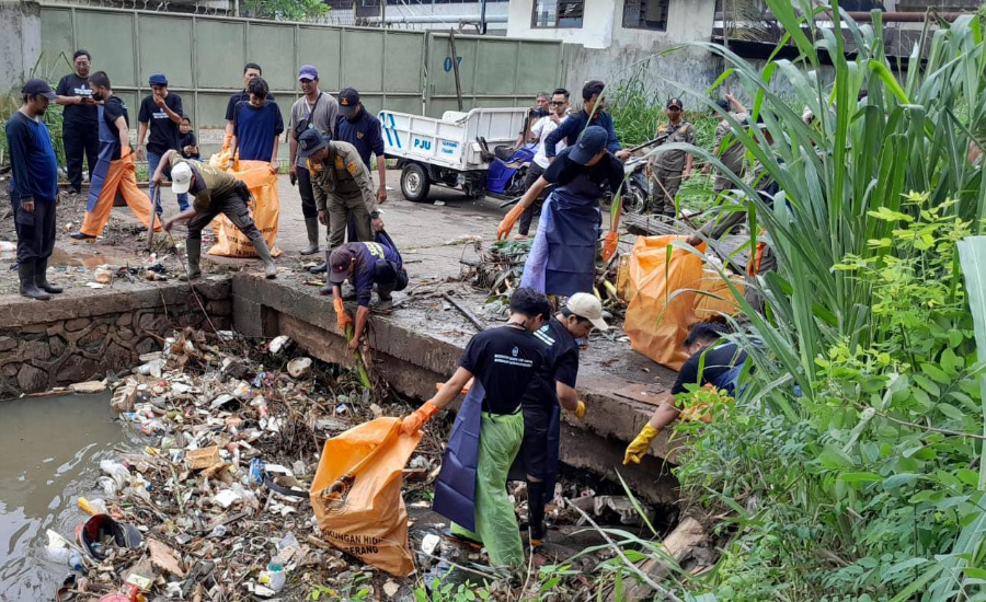 Antisipasi Banjir, BankSasuci Ajak Warga Bebersih Kali dan Sungai