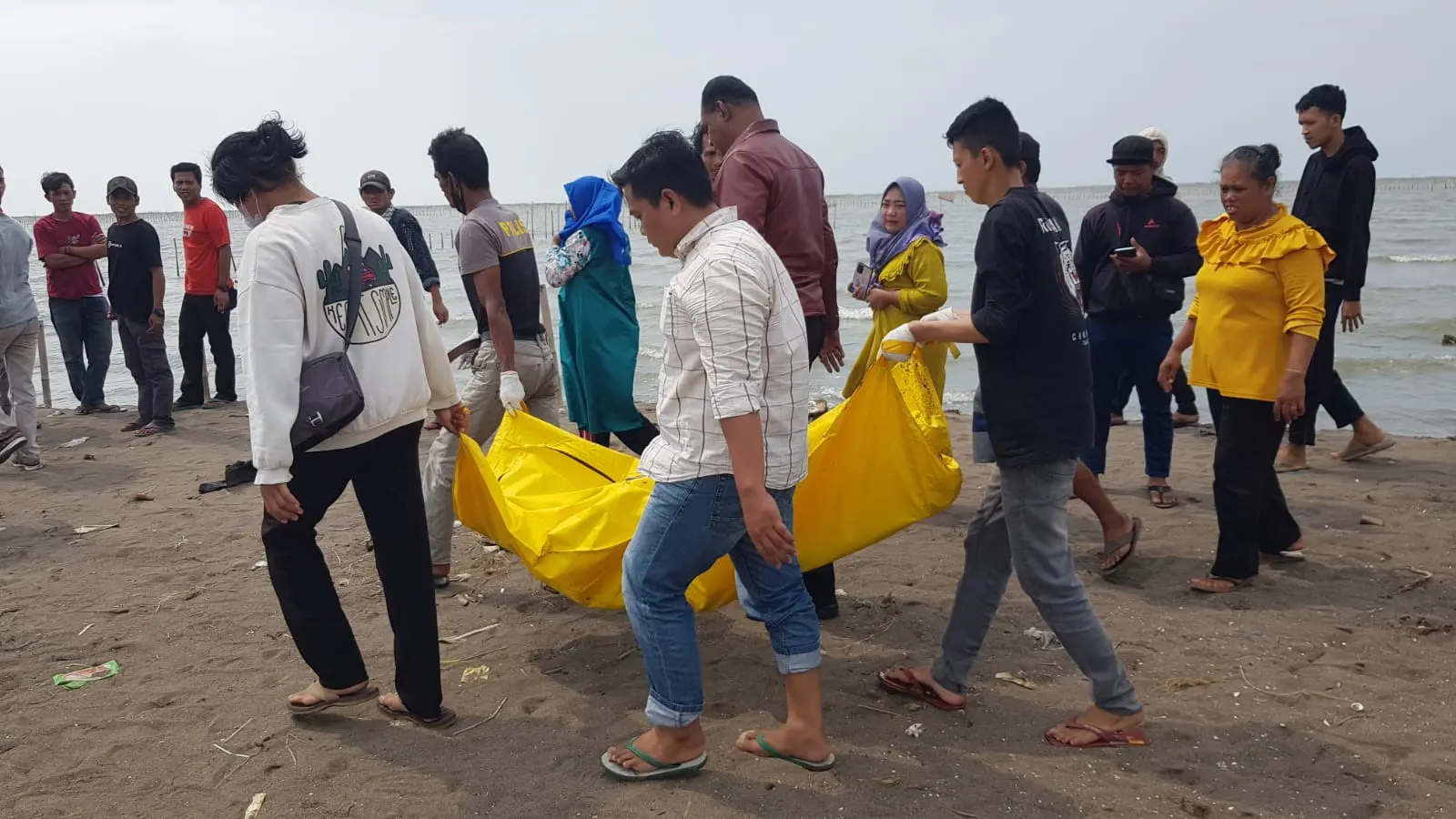 Mayat Perempuan Ditemukan Di Pantai 0004