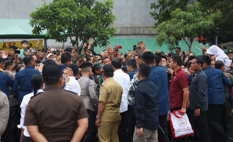 Resmikan Jembatan Cisadane A-B, Jokowi Sebar Tas Sembako