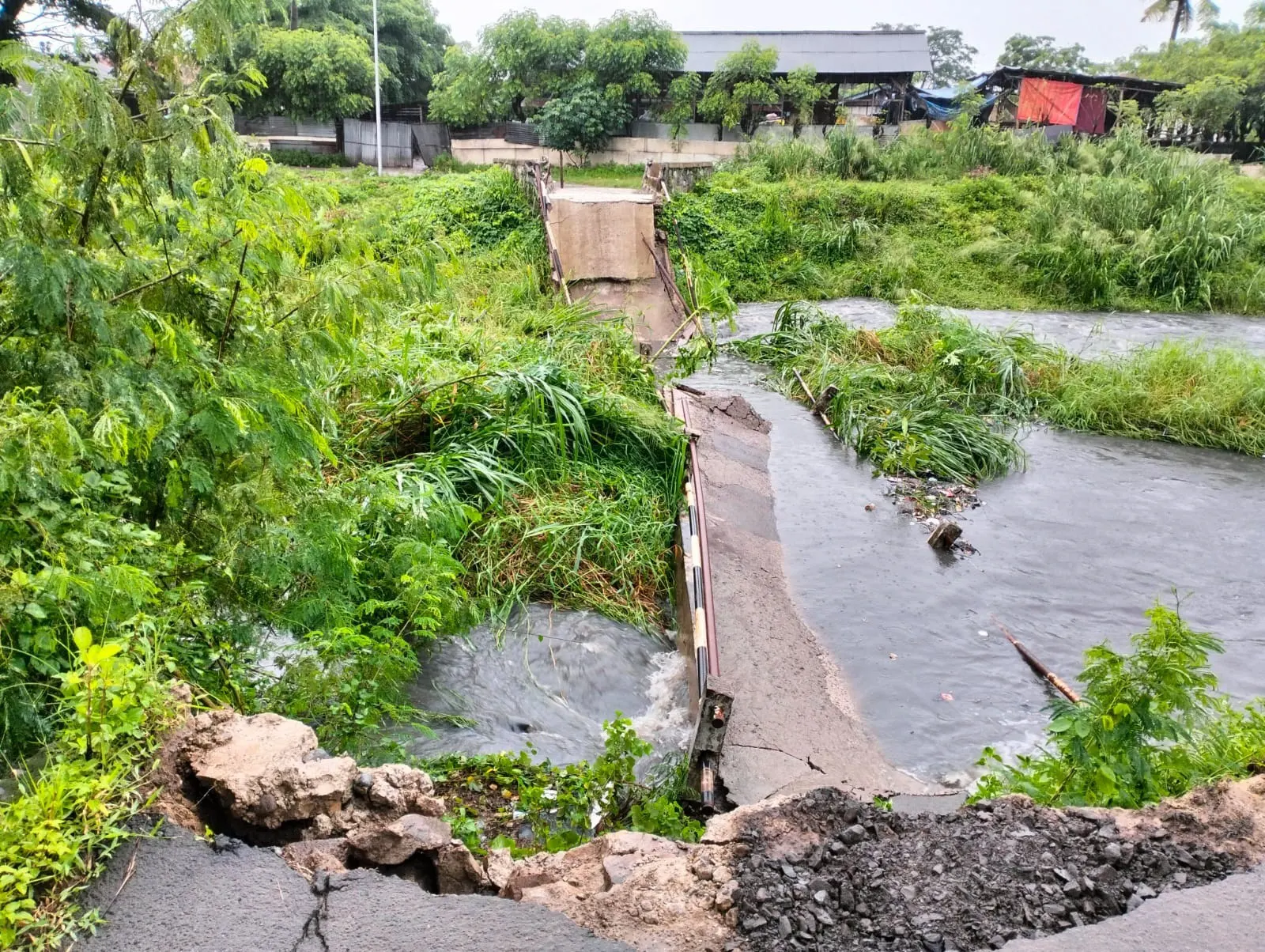 Jembatan Kampung Rawa Bolang