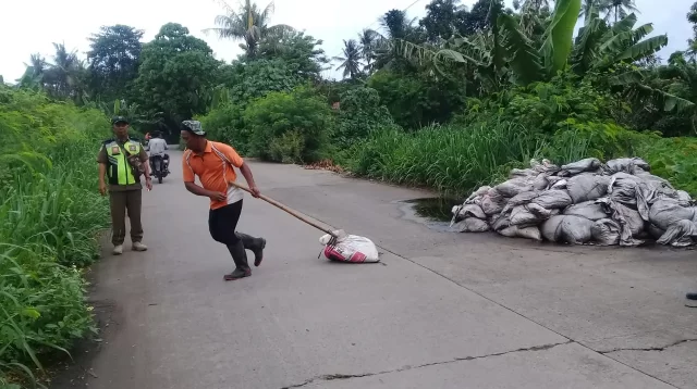 Puluhan Karung