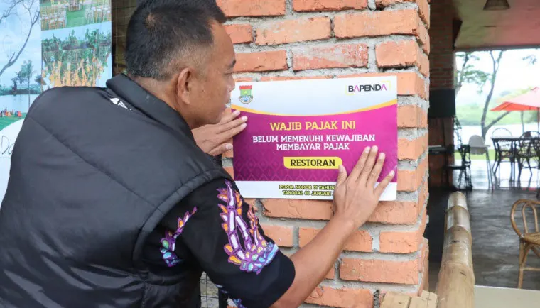 Penertiban Wajib Pajak Beri Peringatan Pasang Stiker Dan Baliho