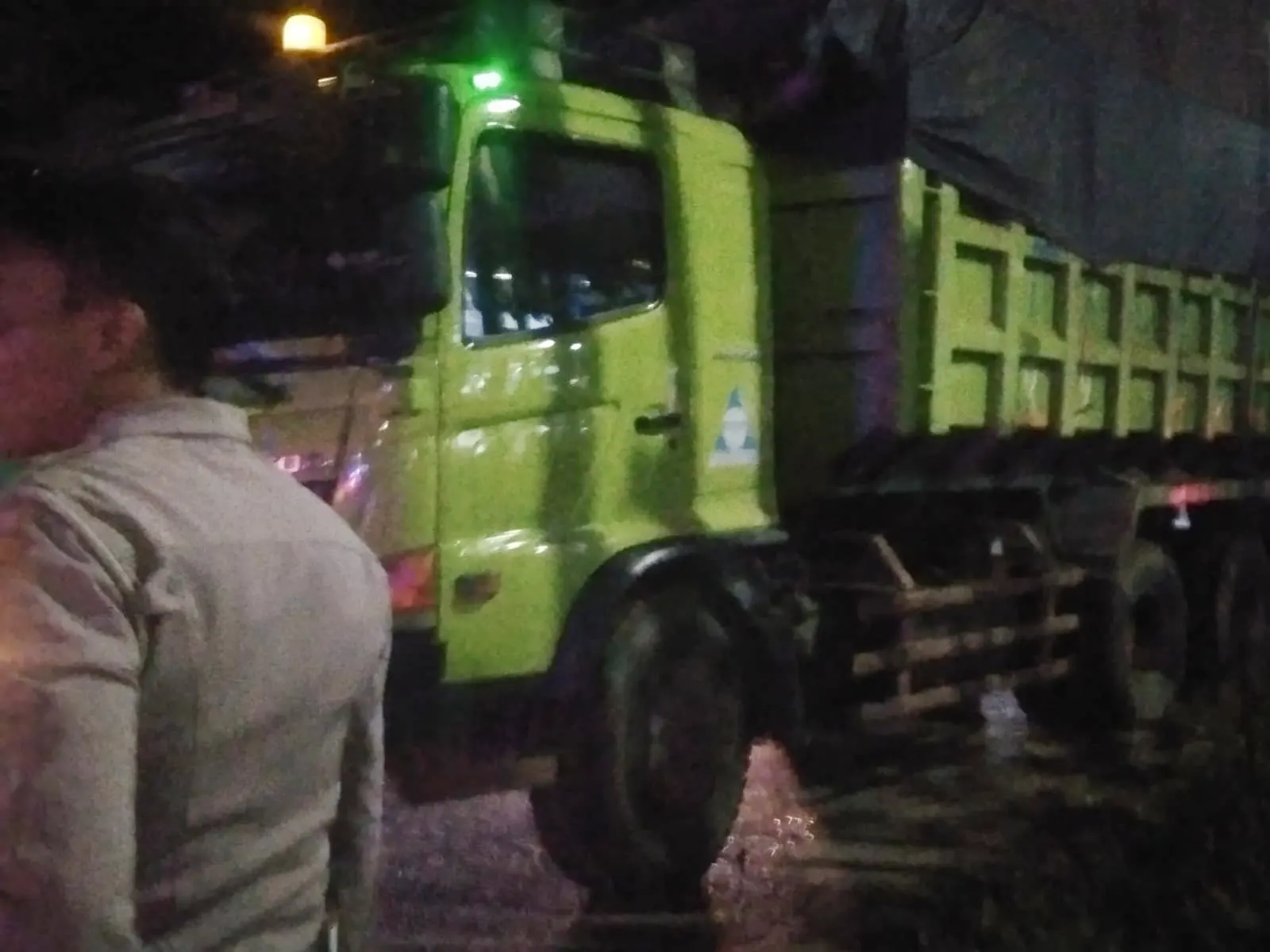 Truk Tanah Di Jalan Raya Mauk Disuruh Putar Balik