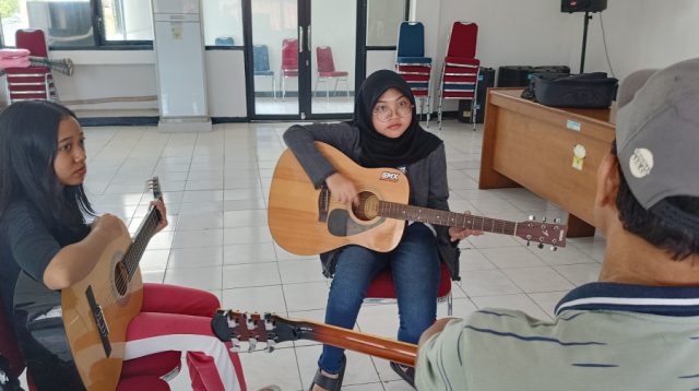 Isi Libur Sekolah, Belajar Basic Gitar di DPAD Kota Tangerang Diapresiasi Andri Permana