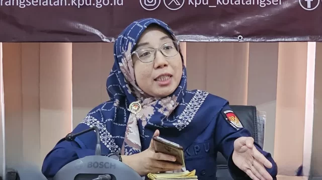 SETU—Komisi Pemilihan Umum (KPU) Kota Tangsel telah menyelesaikan proses pencocokan dan penelitian (coklit) data pemilih Pilkada 2024 mendatang. Proses coklit dilaksanakan selama satu bulan dan telah berakhir pada 24 Juli lalu. Target coklit adalag 1.052.963 (data pemilih yang diperoleh dari Kemendagri dan disingkronisasi). Jumlah tersebut naik 30.726 dibanding daftar pemilih tetap (DPP) pada Pemilu lalu. Divisi Perencanaan Data dan Informasi (Rendatin) KPU Kota Tangsel Widya Victoria mengatakan, setelah melakukan proses pencocokan dan penelitian pihaknya saat ini sedang melaksanakan pencermatan. "Coklit sudah selesai 100 persen dan kemungkinan terjadi penambahan jika dilihat data rekap pemilih baru," ujarnya kepada BANTENEKSPRES.CO.ID, Senin (29/7/2024). Widya menambahkan, pihaknya telah melaksanakan coklit di 7 kecamatan dan 54 kelurahan se-Kota Tangsel. Selanjutnya, hasil pencocokan dan penelitian tersebut akan dicermati dan direkap sebelum pada saatnya diumumkan kepada publik. "Hasil coklit ini akan kita cek ulang untuk antisipasi bila ada warga yang terlewat belum dilakukan pencocokan dan penelitian," jelasnya. Wanita berkerudung ini mengaku, selanjutnya pihaknya akan melakukan rekapitulasi untuk nantinya menjadi daftar pemilih sementara (DPS). Sesuai jadwal rekap tingkat PPS akan dilaksanakan pada 1-3 Agustus, ditingkat pada 5-7 Agustus dan tingkat kota pada 9-11 Agustus. "Kalau rekap provinsi jadwalnya sampai 17 Agustus. Tahapan selanjutnya adalah akan diumumkan kepublik selama 10 hari, yakni dari 18-27 Agustus yang bersamaan dengan tanggapan dan masukan warga," tutupnya. Sementara itu, Ketua KPU Kota Tangsel M. Taufiq MZ. mengatakan, coklit telah selesai dilaksanakan dan pihaknya menerjunkan 3.893 pantarlih di 54 kelurahan se-Kota Tangsel. "Jumlah TPS Pilkada nanti adalah 2.052. Pamulang paling banyak yakni 472 TPS," singkatnya. (bud)