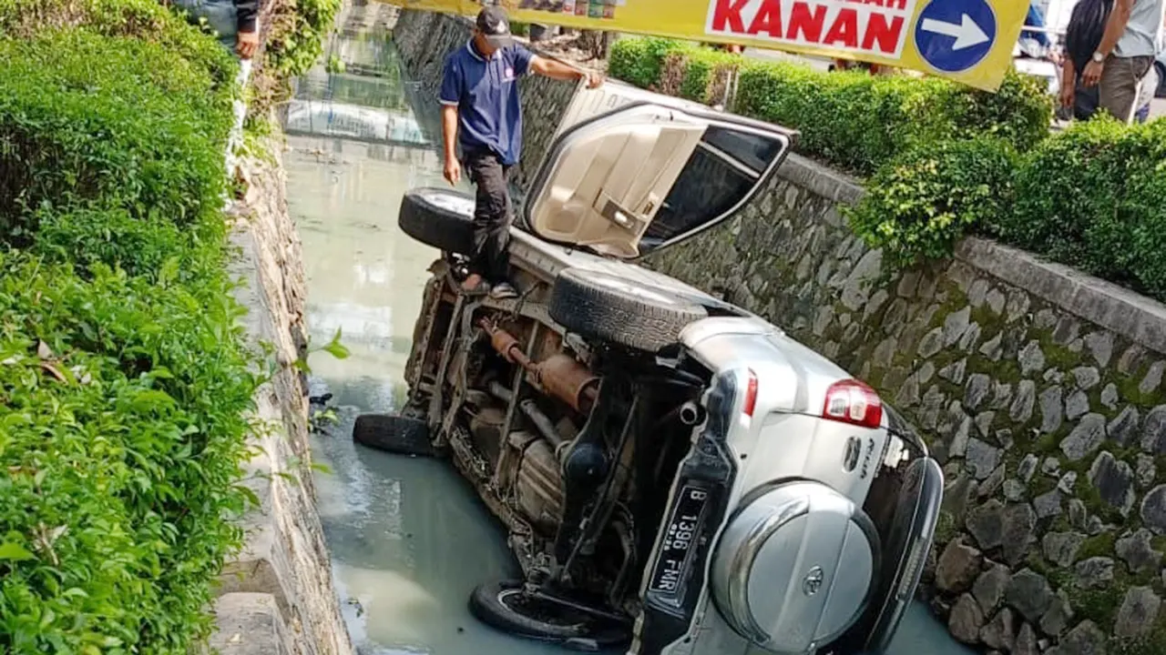 Mobil Oleng Masuk Parit di Pasar Kemis