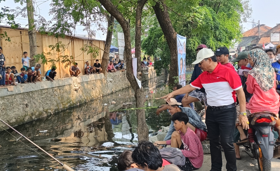 Semarak HUT RI ke-79, Sachrudin Tebar 2 Ton Ikan Lele di Kali Irigasi Sipon