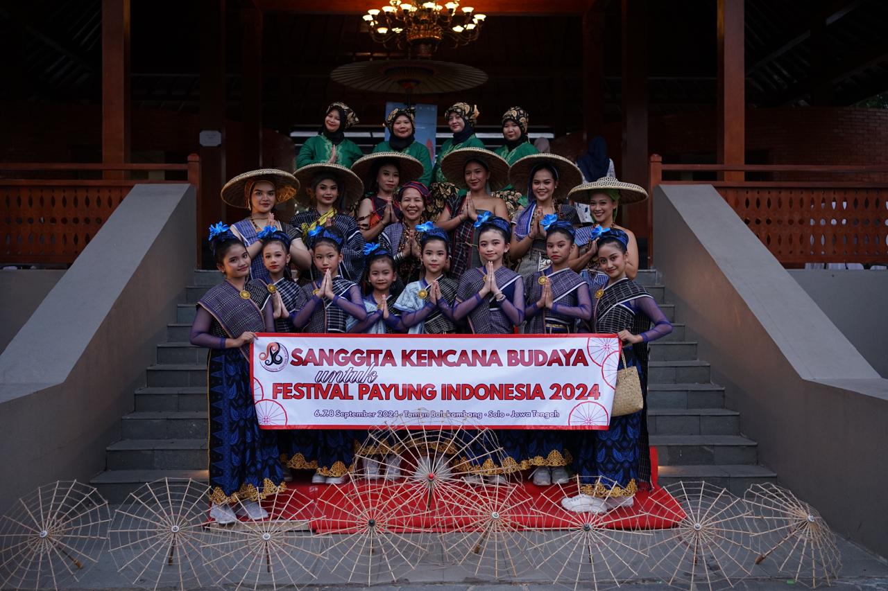 Budaya Baduy, Tarian Kembang Kendeng Kanekes Warnai Festival Payung Indonesia 2024 di Solo