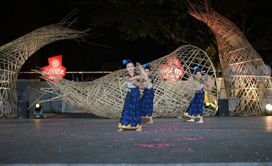 Budaya Baduy, Tarian Kembang Kendeng Kanekes Warnai Festival Payung Indonesia 2024 di Solo