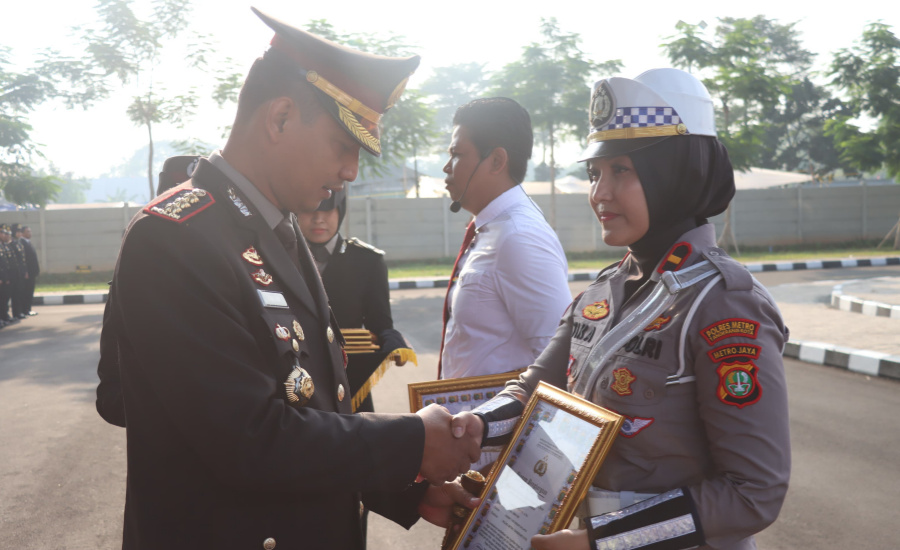 Upacara Hari Kesaktian Pancasila, Kapolres Beri Penghargaan Anggota Berprestasi