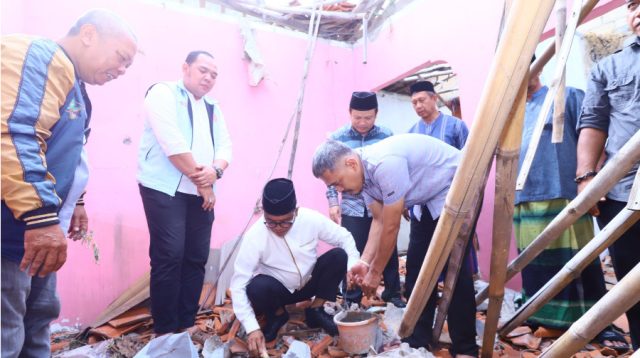 Relawan Andra Soni Peduli Bedah Rumah Warga Pinang, Tangerang