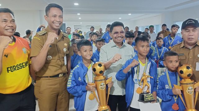 Forssekot Tangerang U-11 Sukses Raih Juara 1 di Bandung, Ketua Askot Siram Bonus