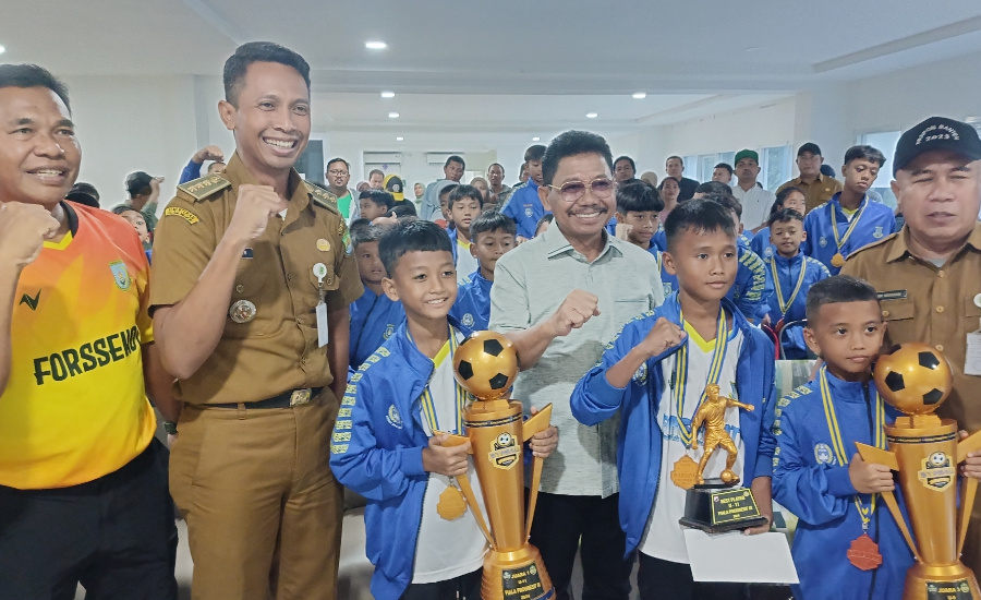 Forssekot Tangerang U-11 Sukses Raih Juara 1 di Bandung, Ketua Askot Siram Bonus