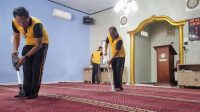 Ramadhan Kareem, Personel Polres Metro Tangerang Bebersih Masjid di Wilayah