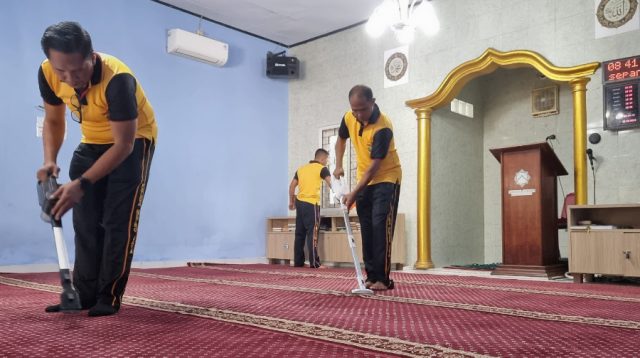 Ramadhan Kareem, Personel Polres Metro Tangerang Bebersih Masjid di Wilayah