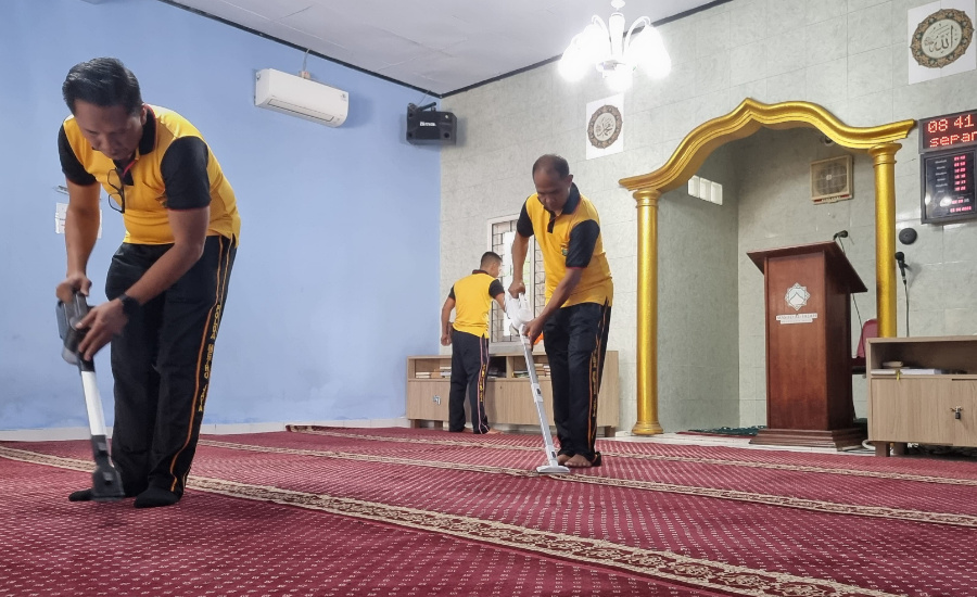 Ramadhan Kareem, Personel Polres Metro Tangerang Bebersih Masjid di Wilayah