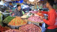 Harga kebutuhan pokok di sejumlah pasar tradisional di Kota Tangerang relatif stabil jelang Ramadan.